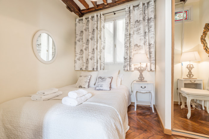 Paris apartment - "Le Quai aux Fleurs" - Long-Term Rental on Ile de la Cité