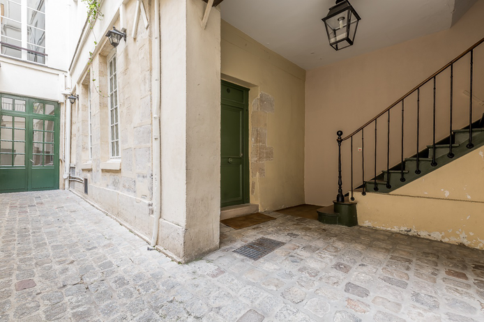 Paris apartment - "Le Charles V" Long-Term Rental