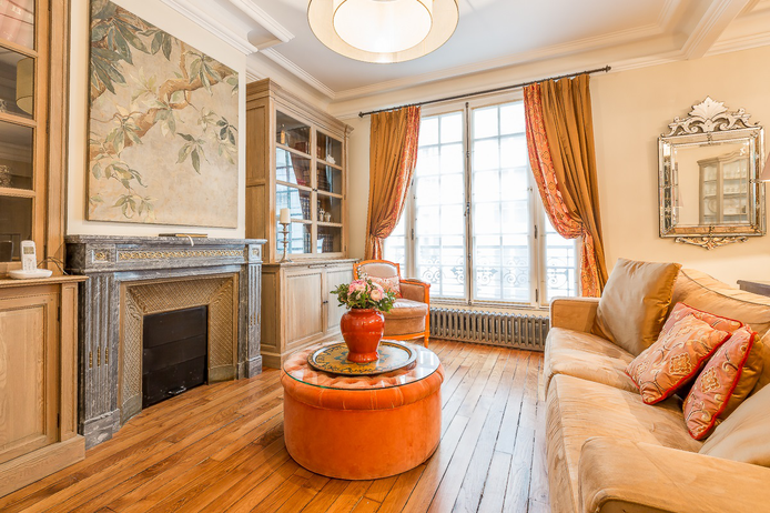 Living Room Paris apartment - "La Fille du Calvaire" - Long-term Rental