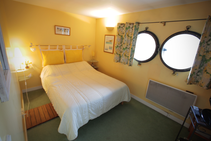 4 Paris apartment - The Powell Houseboat