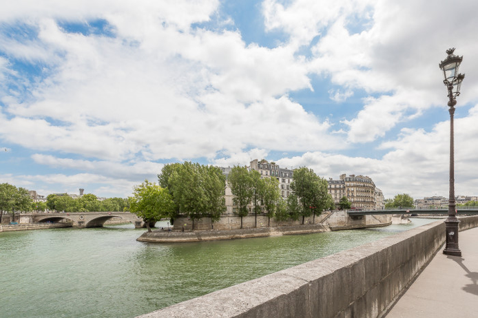 Paris apartment - "Le Quai aux Fleurs" - Long-Term Rental on Ile de la Cité