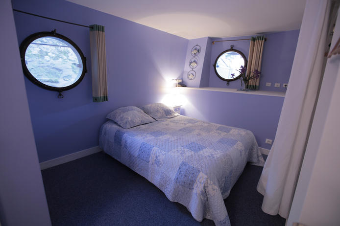 4 Paris apartment - The Powell Houseboat