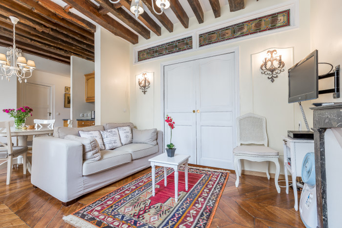 Paris apartment - "Le Quai aux Fleurs" - Long-Term Rental on Ile de la Cité