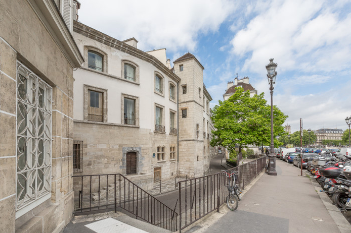 Paris apartment - "Le Quai aux Fleurs" - Long-Term Rental on Ile de la Cité