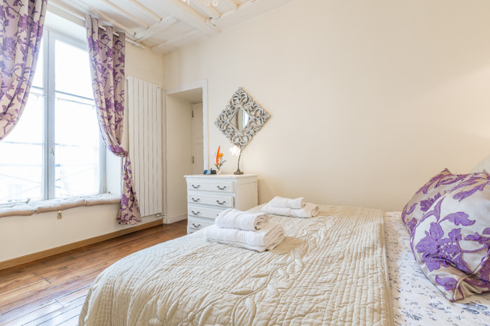 Paris apartment - "Le Quai aux Fleurs" - Long-Term Rental on Ile de la Cité