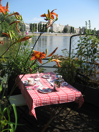 6 Paris apartment - The Powell Houseboat
