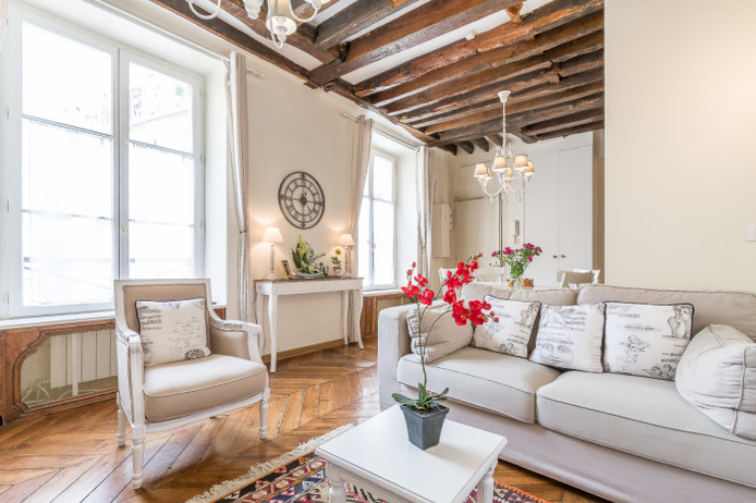 Paris apartment - "Le Quai aux Fleurs" - Long-Term Rental on Ile de la Cité
