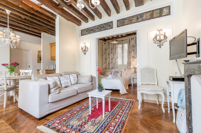 Paris apartment - "Le Quai aux Fleurs" - Long-Term Rental on Ile de la Cité