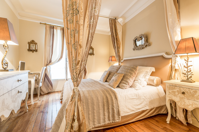 Master Bedroom Paris apartment - "La Fille du Calvaire" - Long-term Rental