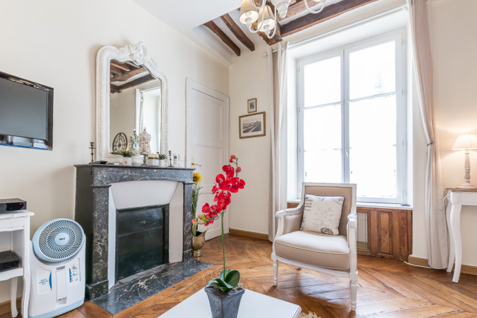 Paris apartment - "Le Quai aux Fleurs" - Long-Term Rental on Ile de la Cité