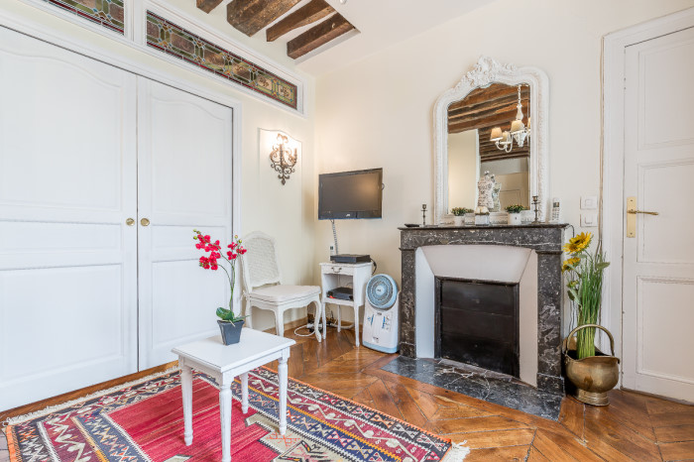 Paris apartment - "Le Quai aux Fleurs" - Long-Term Rental on Ile de la Cité