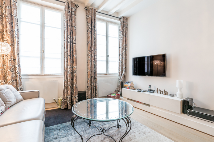 Paris apartment - "Le Bien Illuminé" - bright, artistic one-bedroom