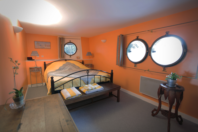 4 Paris apartment - The Powell Houseboat