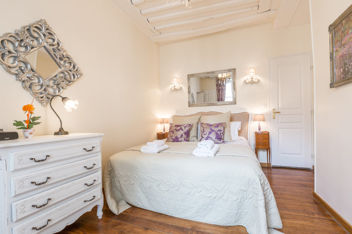 Paris apartment - "Le Quai aux Fleurs" - Long-Term Rental on Ile de la Cité