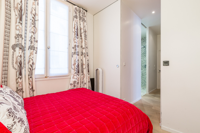 Paris apartment - "Le Bien Illuminé" - bright, artistic one-bedroom
